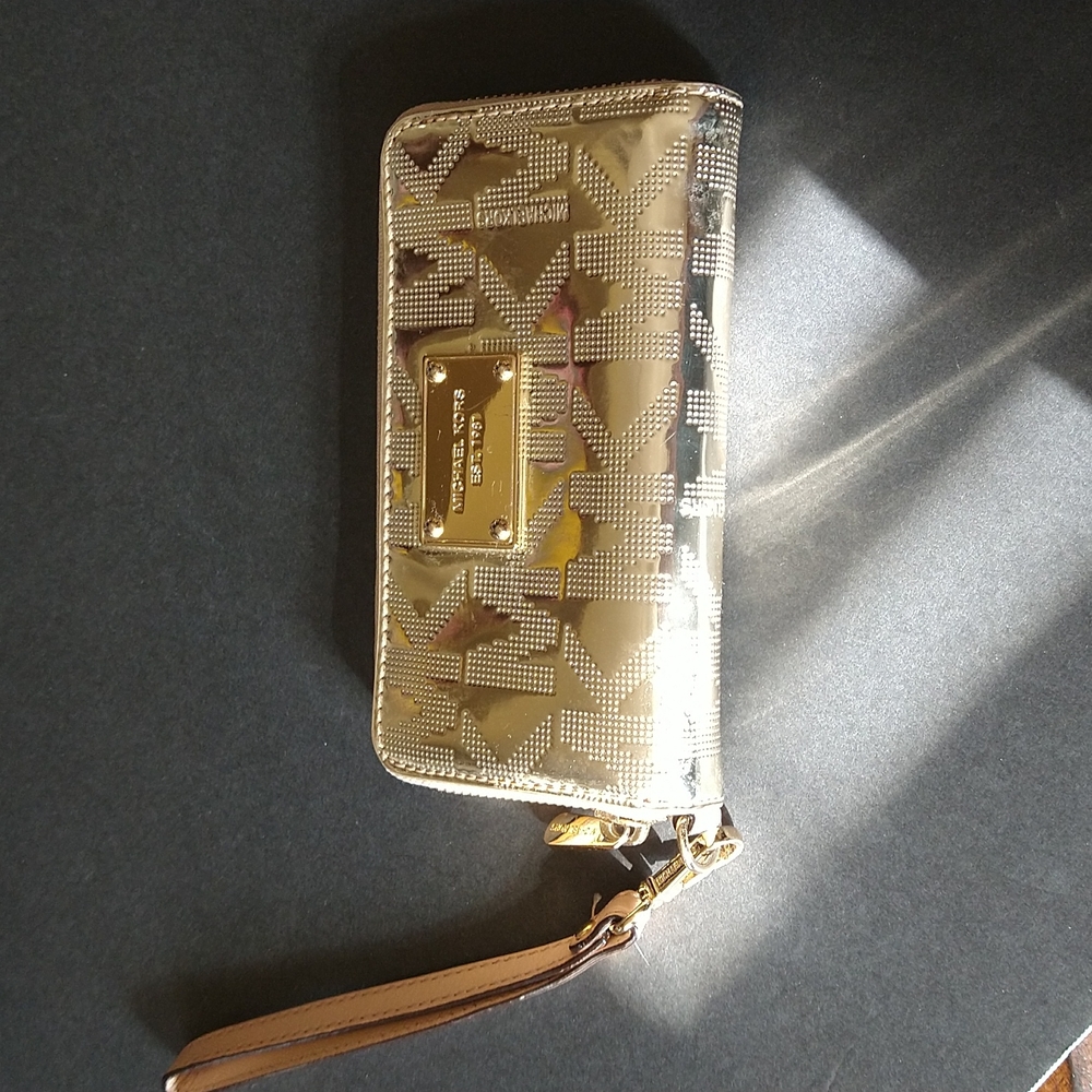 VGUC. Michael kors Gold embossed wristlet/wallet.